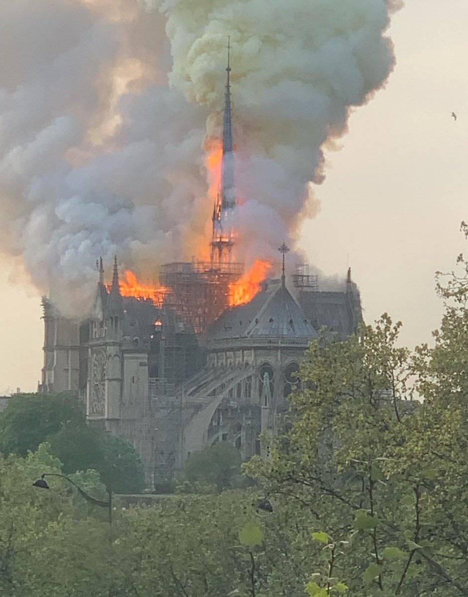 Požar u Notre Dame: 'Najgore je prošlo, crkva se neće srušiti'