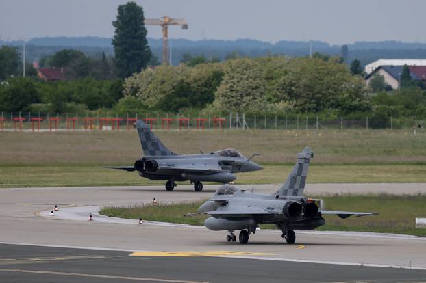 Velika Gorica: Preletom Rafaleima iznad Hrvatske piloti HRZ-a izrazili su zahvalnosti i poštovanje prema svim sudionicima VRO "Bljesak"