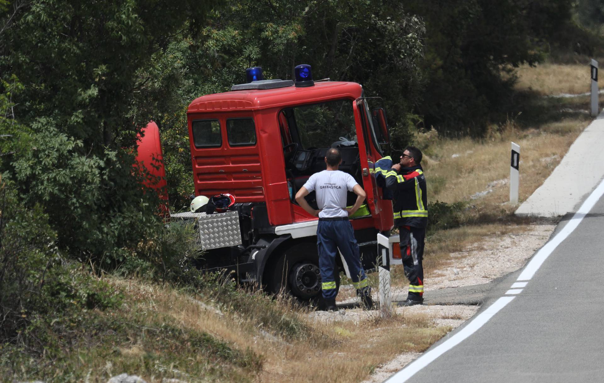 Lokalizirali požar kod Vodica, vatrogasci se još bore s vatrom