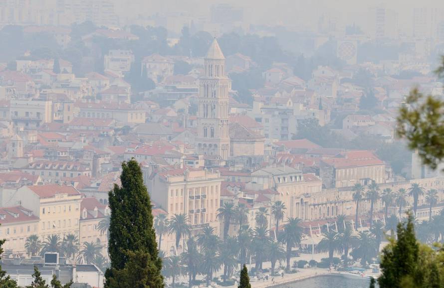 Split  prekriven dimom zbog požara kod Tomislavgrada