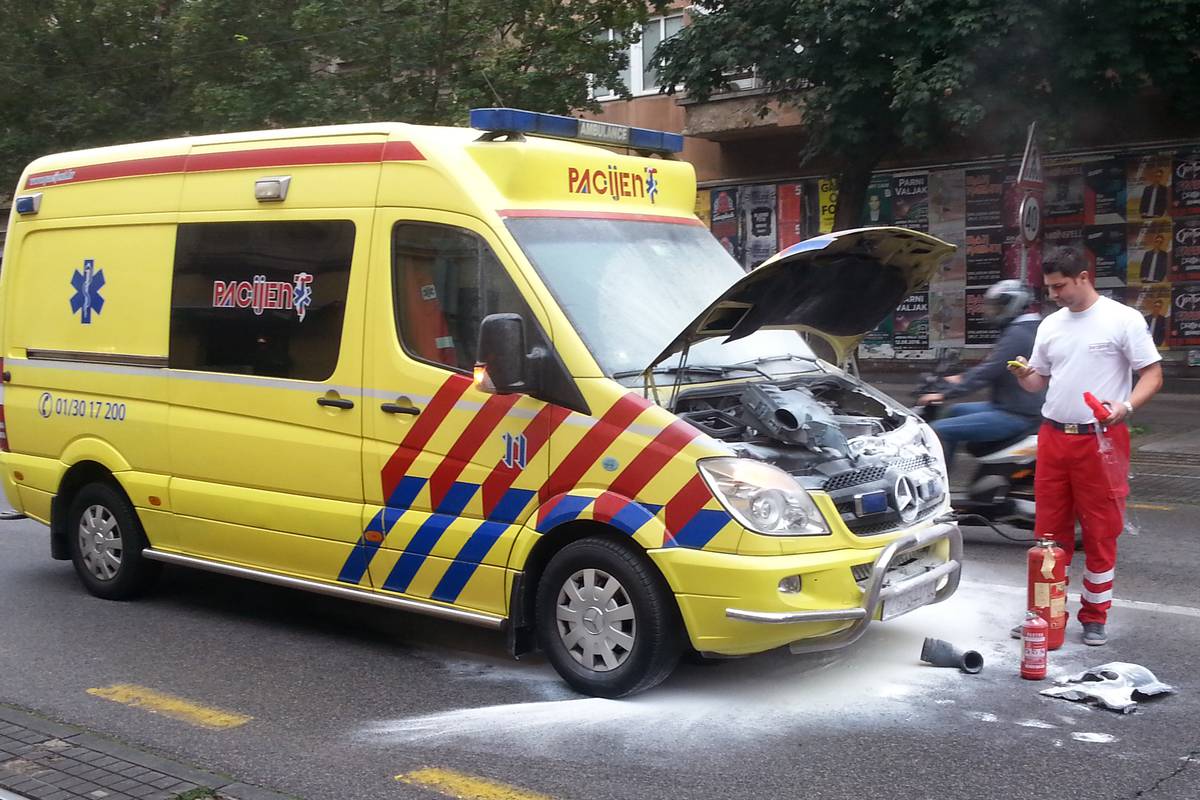Drama u Vlaškoj: Izbio požar u Hitnoj dok je vozila pacijenticu
