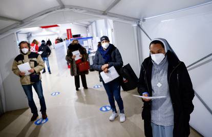 Italija: Više se ne moraju nositi maske u javnom prijevozu