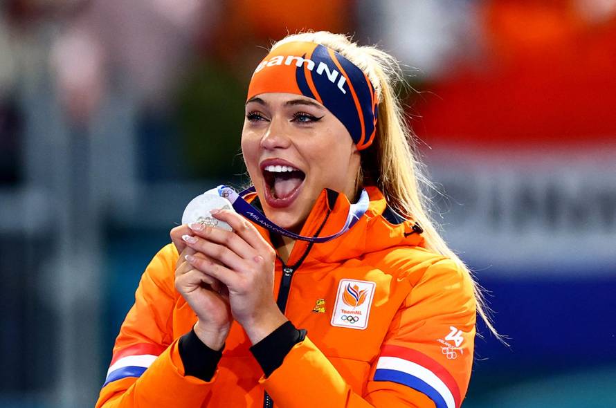 Speed Skating - Women's 500m Victory Ceremony