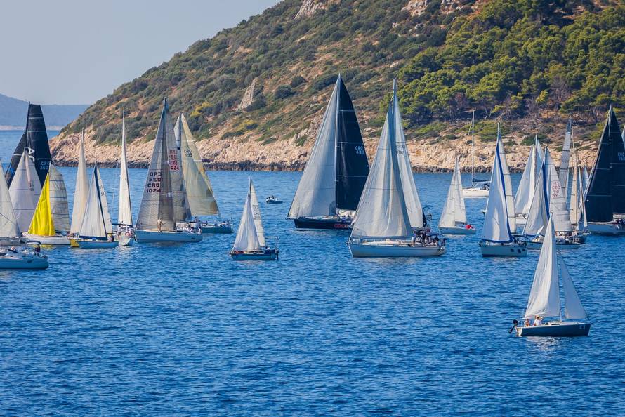 Split:  Pogled sa Sustipana na start Mrduljske Regate