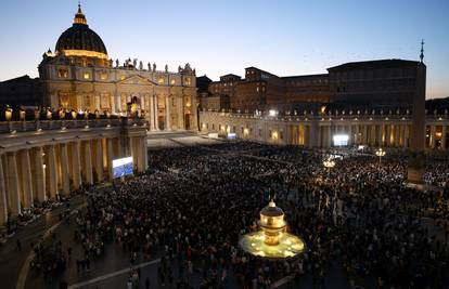 Crni dim u Vatikanu: Novi papa nije izabran u prvom glasanju. Vatikan se oglasio o kašnjenju