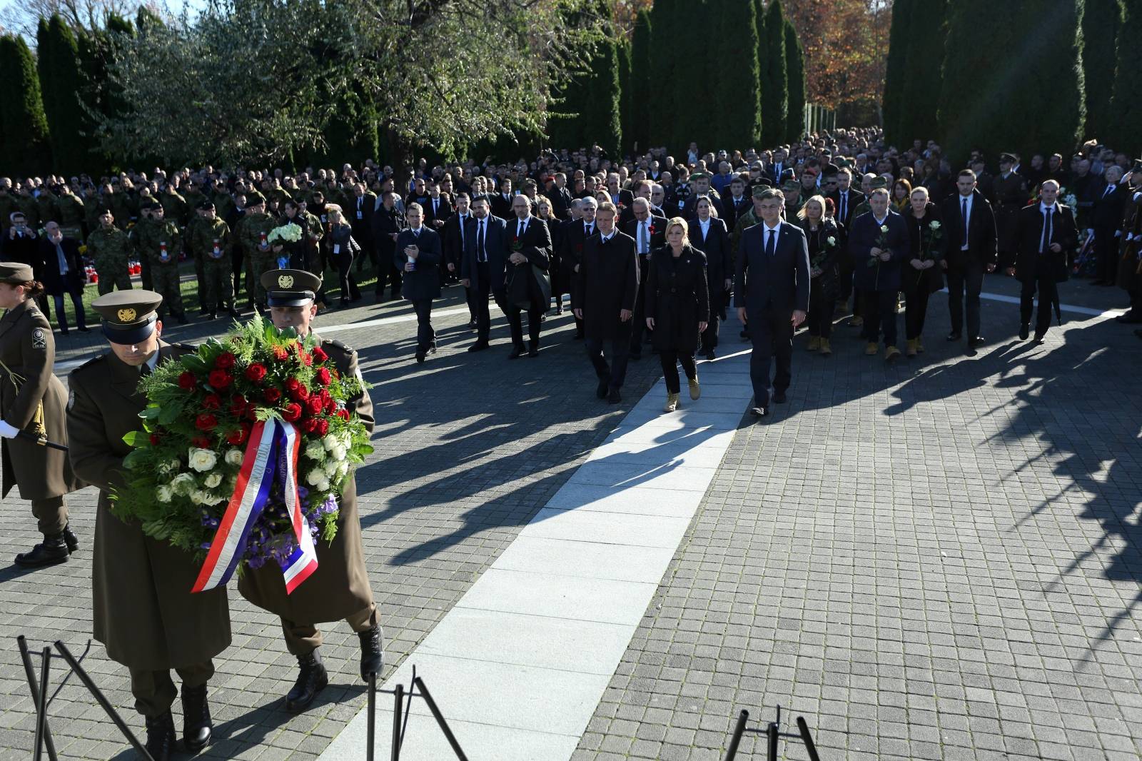 Vukovar: Brojna izaslanstva na Memorijalnom groblju položila vijence za poginule