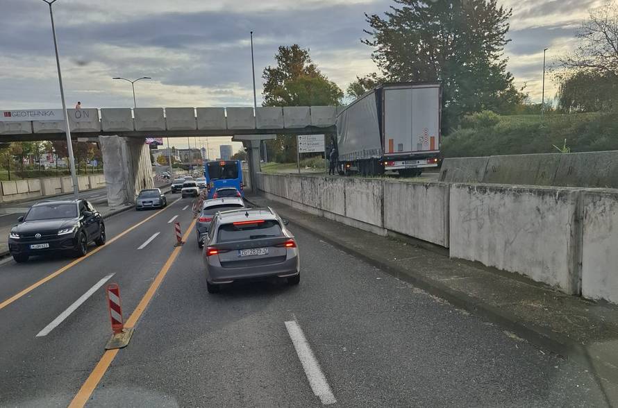 VIDEO Još jedan kamion u nizu zapeo na Ljubljanskoj ispod nadvožnjaka: 'To je već peti...'