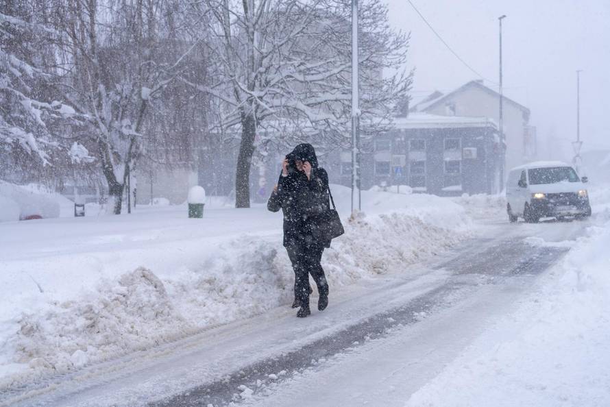 Korenica: Jako snježno nevrijeme stvorilo velike probleme u prometu