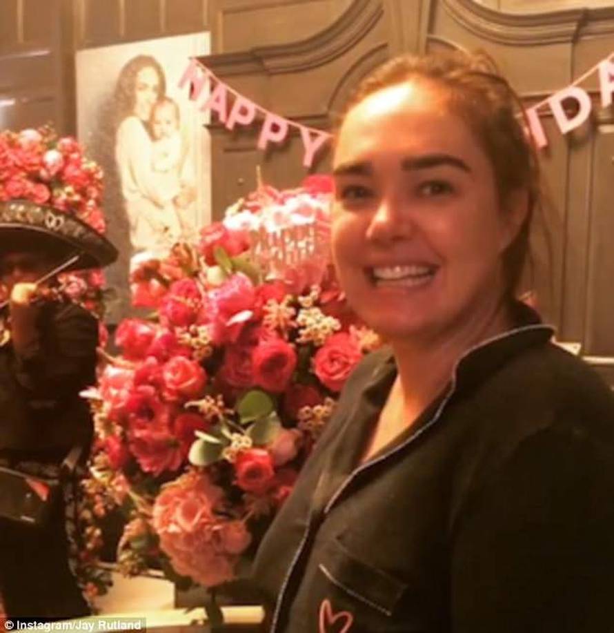 Tamara se 'opustila' uz obitelj na Ibizi: Vjetar joj dizao haljinu