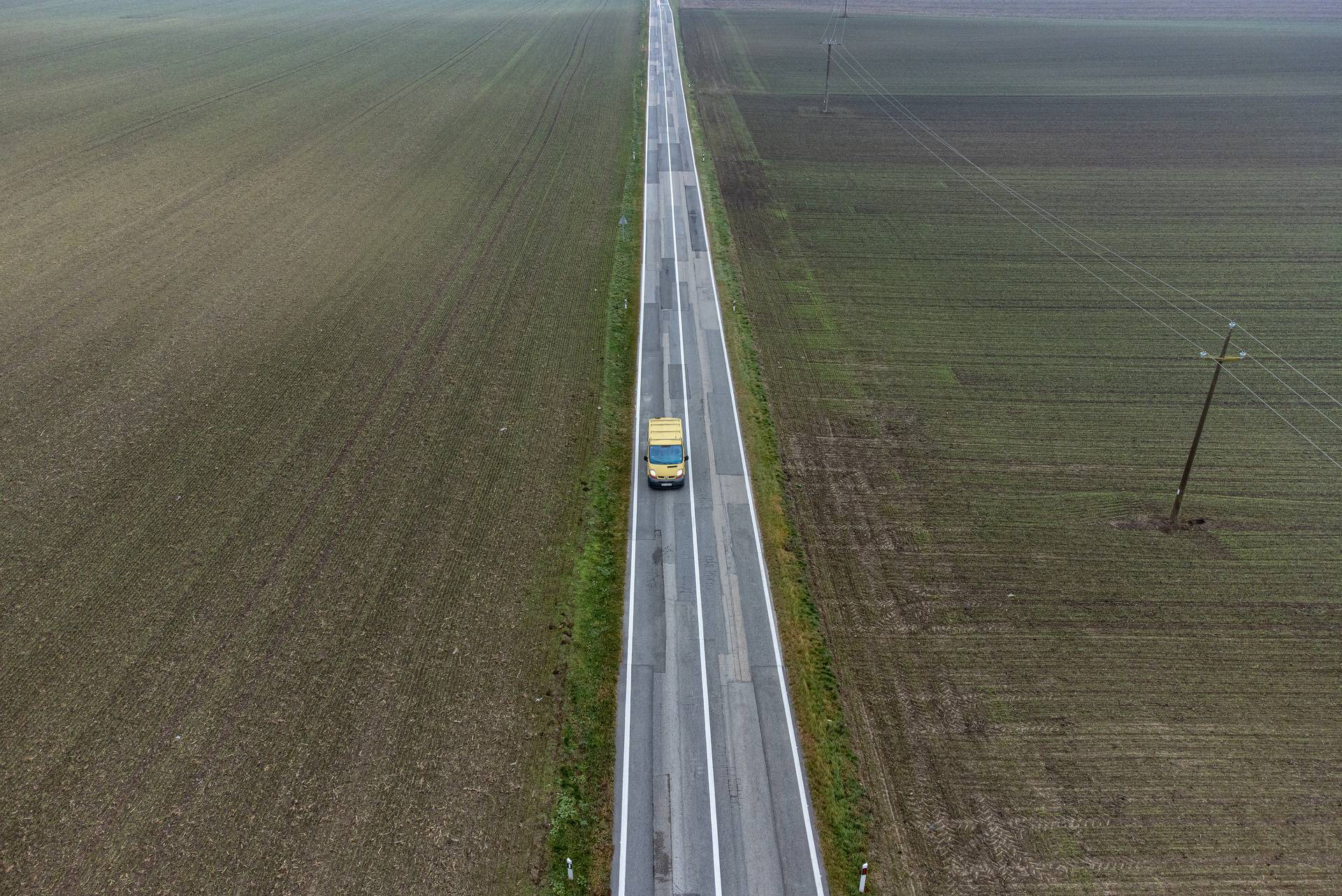 Pogled iz zraka na državnu cestu  D2 na dionici Vukovar - Ilok koja je puna zakrpa 