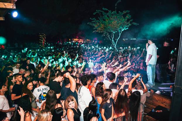 FOTO Klub u Vodicama bio je krcat zbog ovog dvojca, stvorile se gužve za ulaz satima prije...