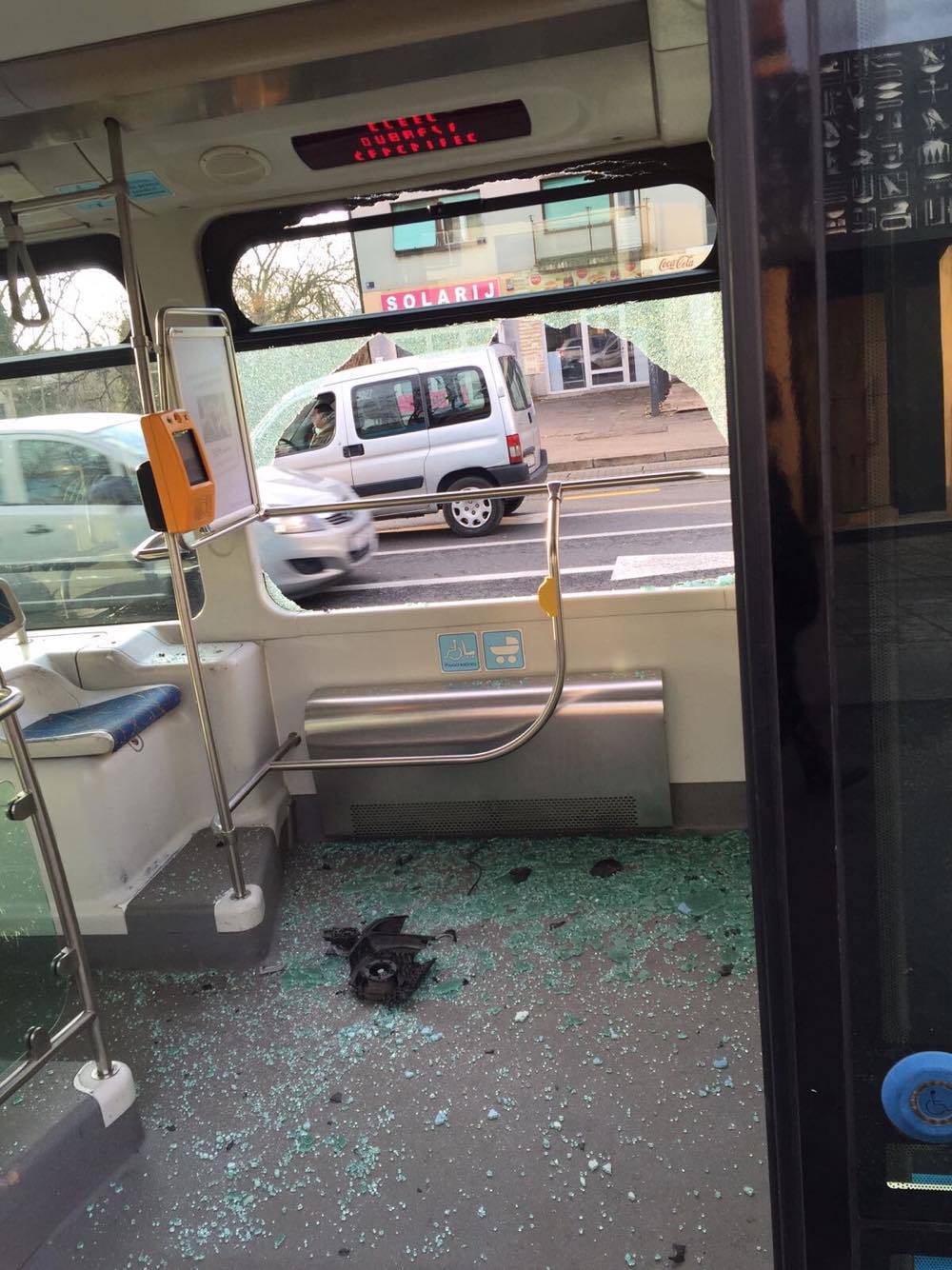 U sudaru kombija i tramvaja u Dubravi jedna osoba ozlijeđena