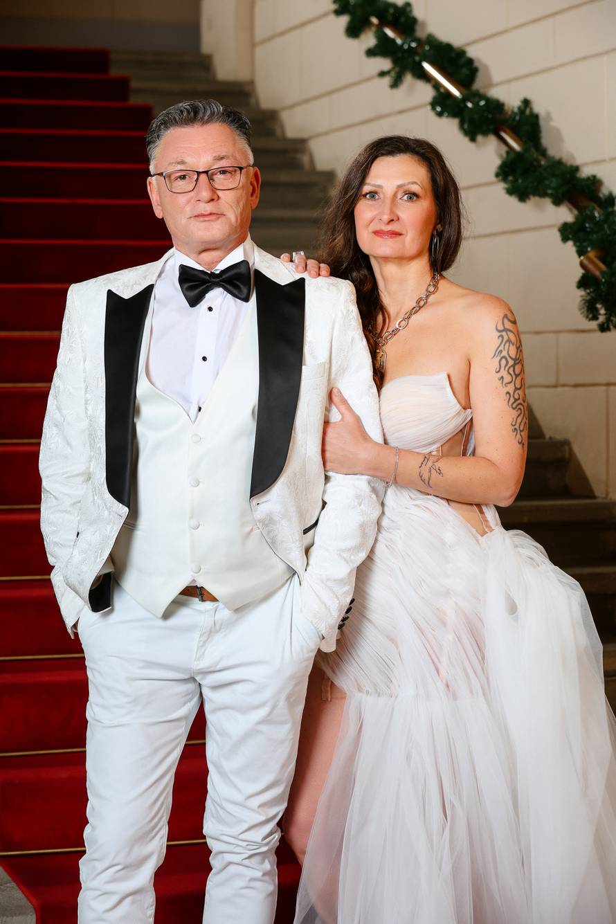 Simon s neobičnim naočalama dočekao mladenku u 'Braku na prvu', kuma: Tko je ovaj čudak?