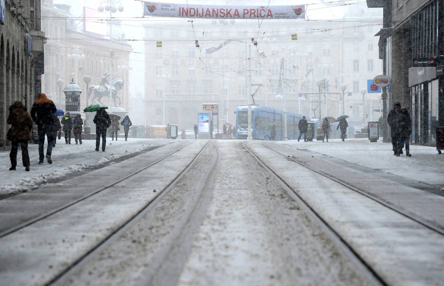 HGSS nepokretnom muškarcu kod Gračaca donio hranu i drva