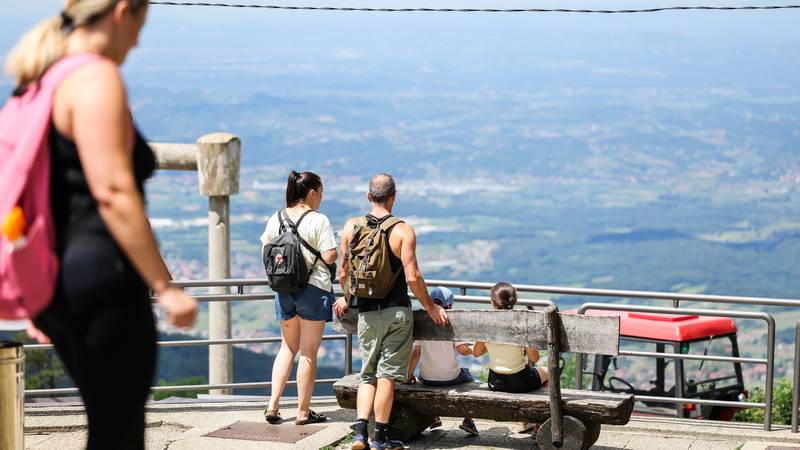 FOTO Zagrepčani pobjegli od gradske vrućine: Sunčani dan proveli na Sljemenu