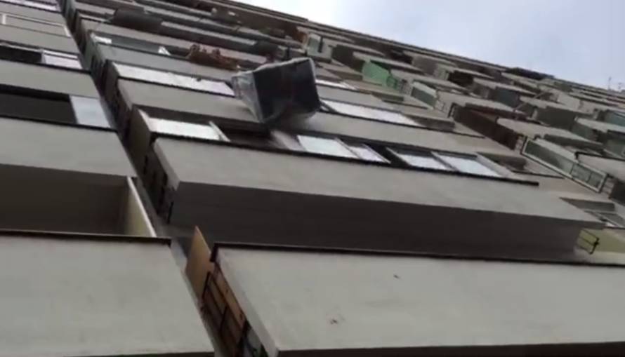 Dečki s Knežije dizali 'leteću' garnituru na treći kat zgrade