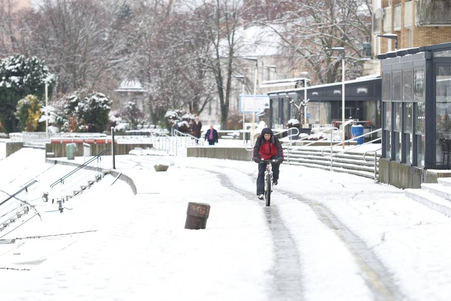 Snježni pokrivač je zabijelio je Osijek