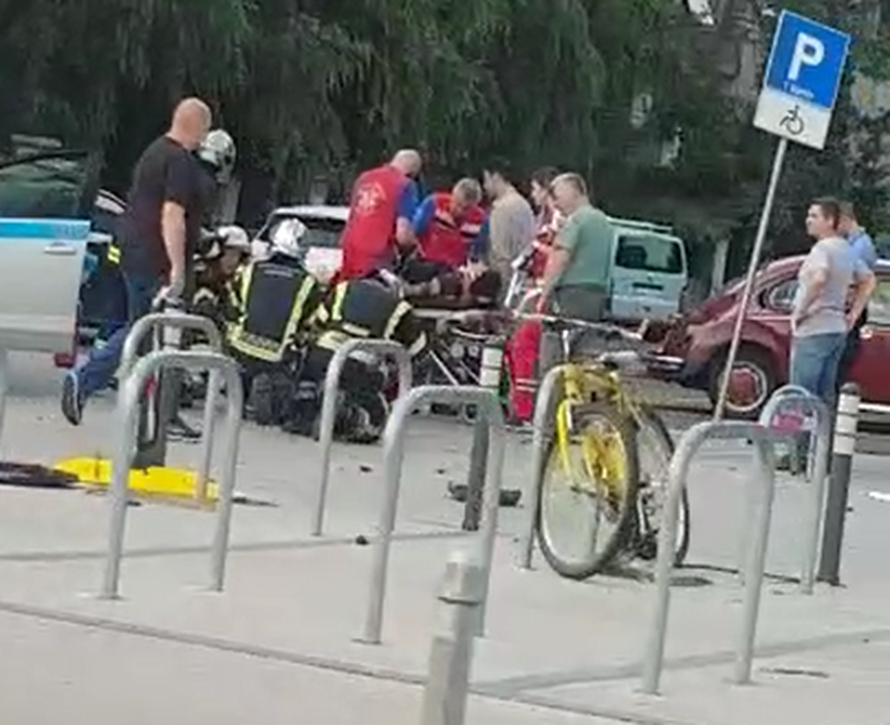 Sudarili se BMW i taksi: 'Jedan od njih je prošao kroz crveno...'