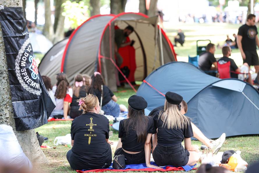 Brojni obožavatelji na ulicama Sinja uoči Thompsonovog koncerta