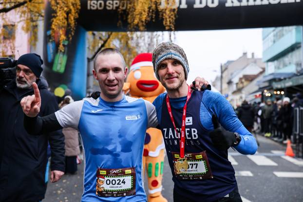 Zagreb: Održan Zagreb Advent Run s brojnim zabavnim maskiranim trkačima 