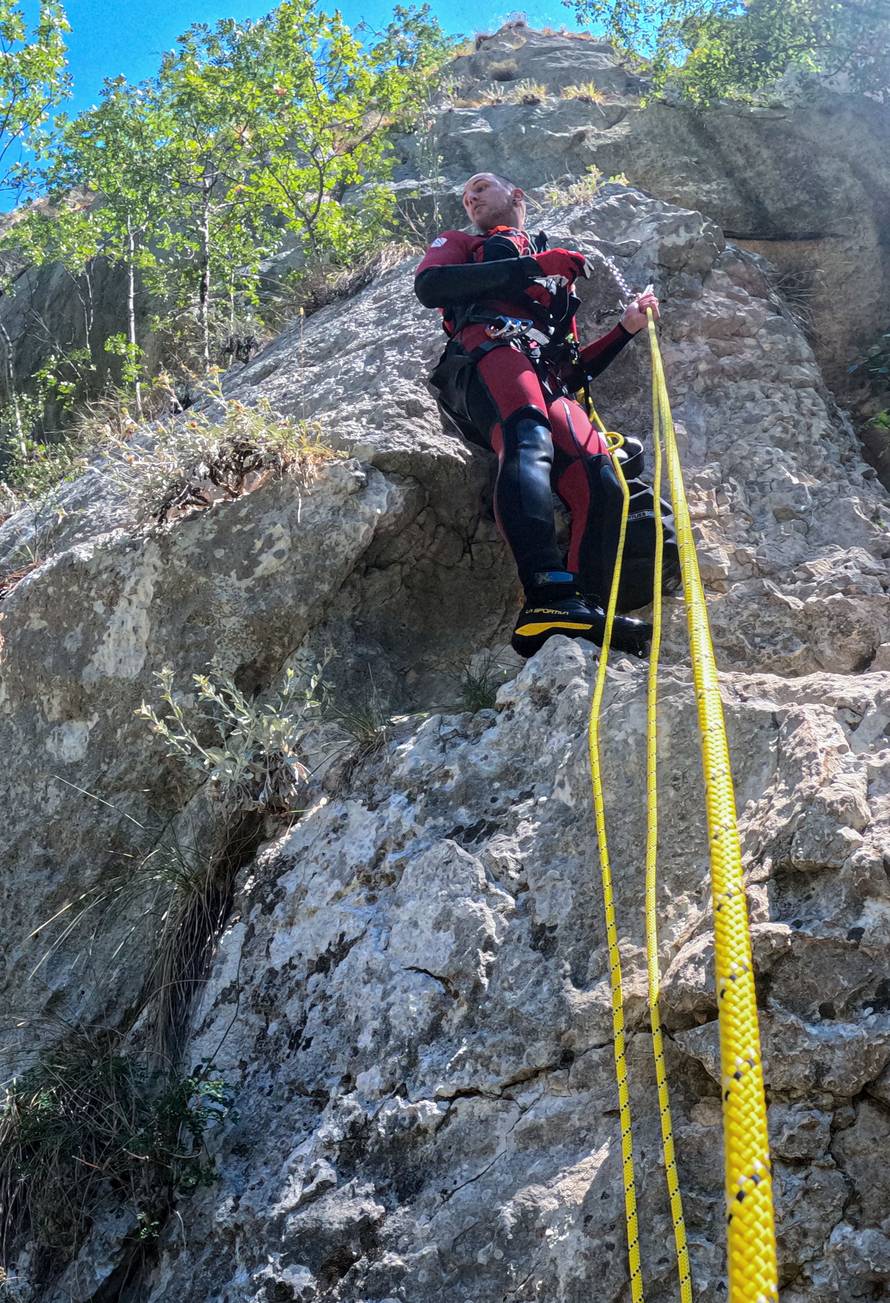 Vatrogasac Toni: Nakon gašenja požara bacam se sa stijena