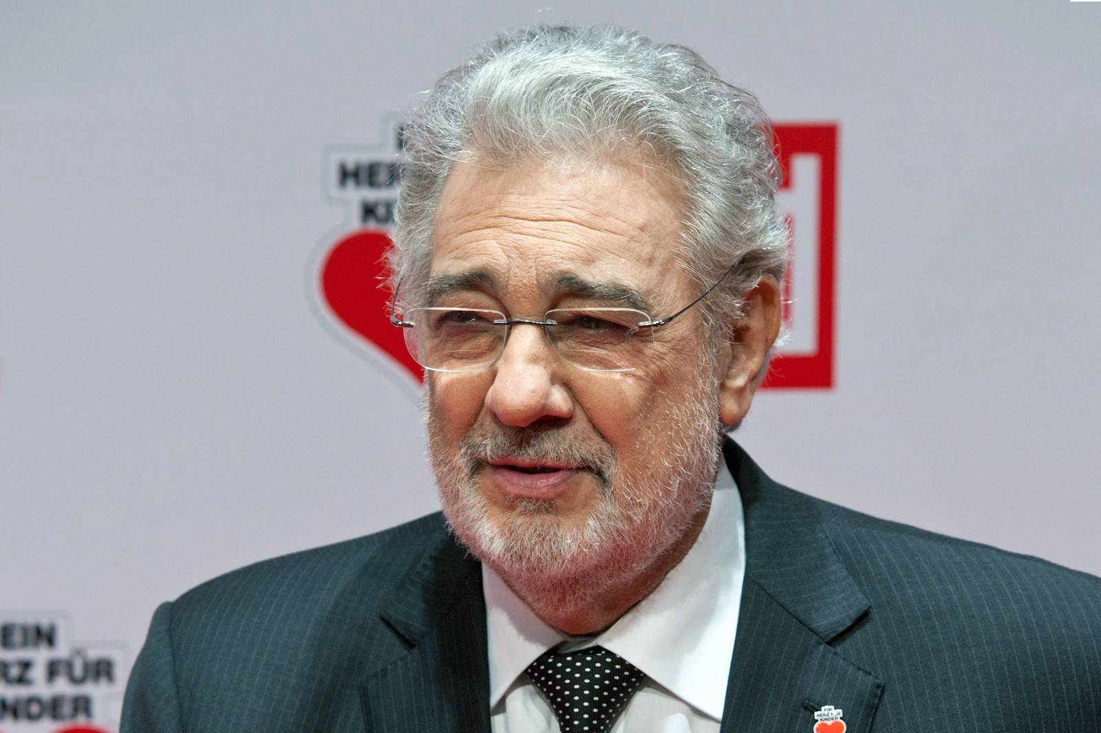 Placido DOMINGO fell ill with Corona.