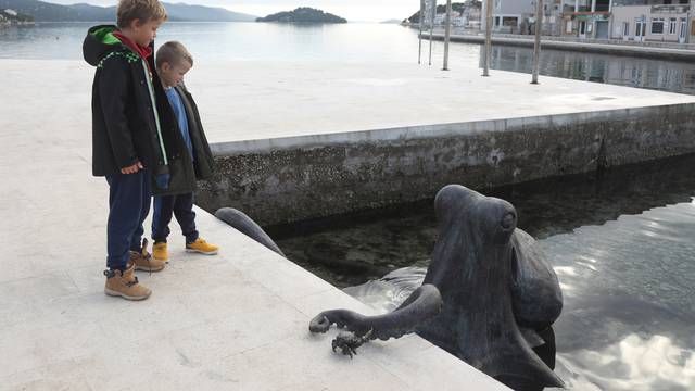 Atraktivna skulptura hobotnice postavljena je povodom 100 godina organiziranog bavljenja turizmom u Tisnom 