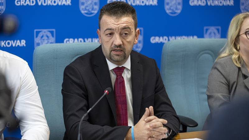 Gradonačelnik Pavliček traži: 'Odgodite izložbe Srpskog kulturnog centra u Vukovaru'