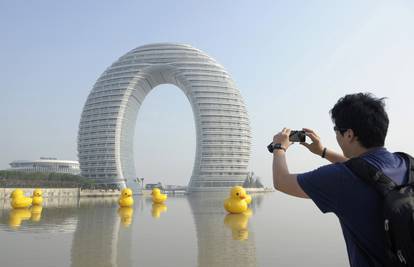 Novo arhitektonsko čudo u Kini - hotel 'potkova' na jezeru