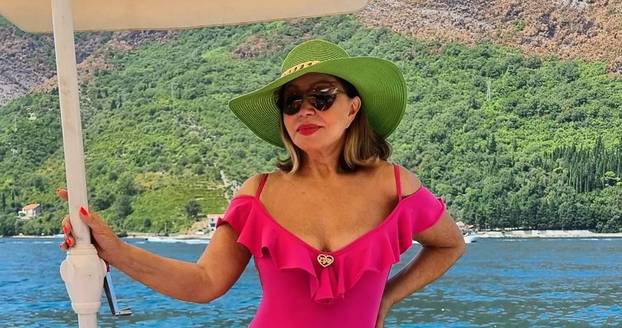 FOTO Neda Ukraden (74) bacila fanove u trans fotkom u bikiniju