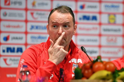 Sigurdsson o&scaron;tro: Stavili su nas u bus kao zale&dstrok;enu piletinu. Recite kad mogu oti&cacute;i odavde!