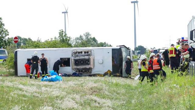 Tragedija u Njemačkoj: Na autocesti se prevrnuo autobus iz Srbije, najmanje 19 ozlijeđenih