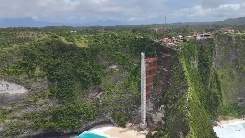 Bali naredio rušenje spornog staklenog dizala na litici
