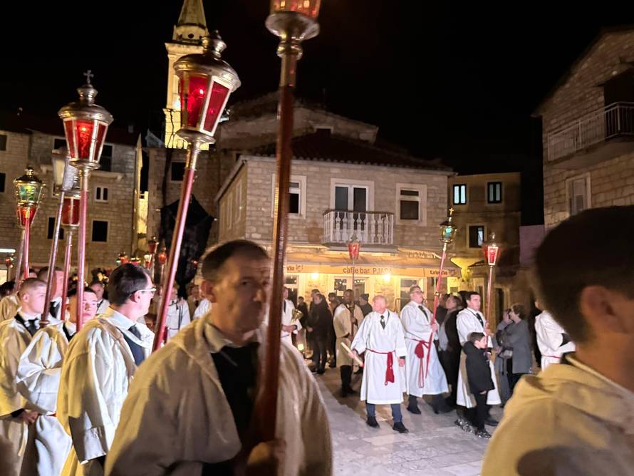 FOTO/VIDEO Procesija 'Za križen' na Hvaru: Po olujnoj buri nose križ od 15 kilograma