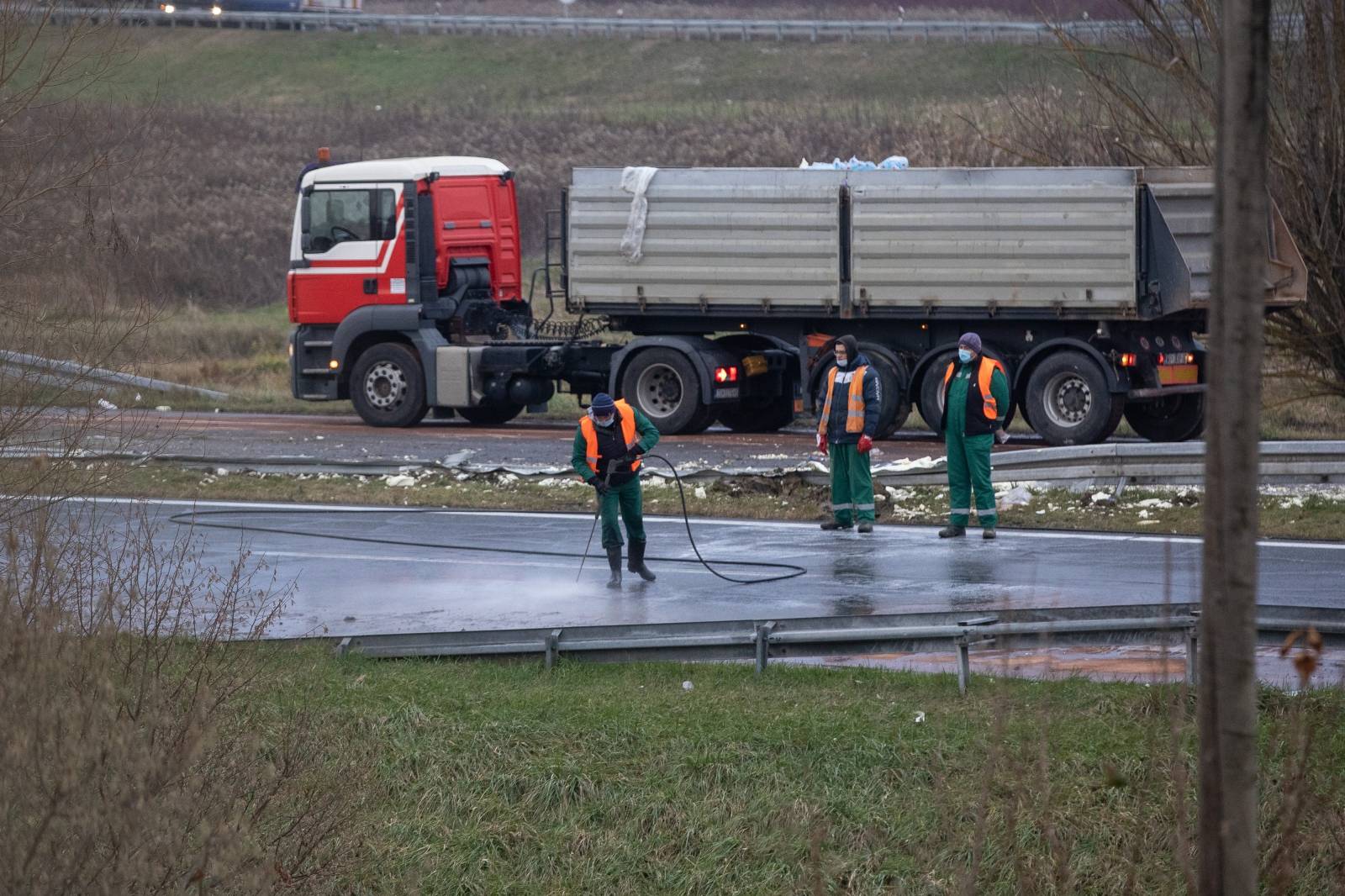 U Teškoj prometnoj nesreći kod Zaboka kamion završio na boku