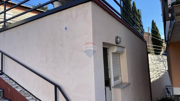 FOTO WC im stoji 'u koso' da se može proći. Ovih 18m2 prodaju u Crikvenici. Pogledajte cijenu