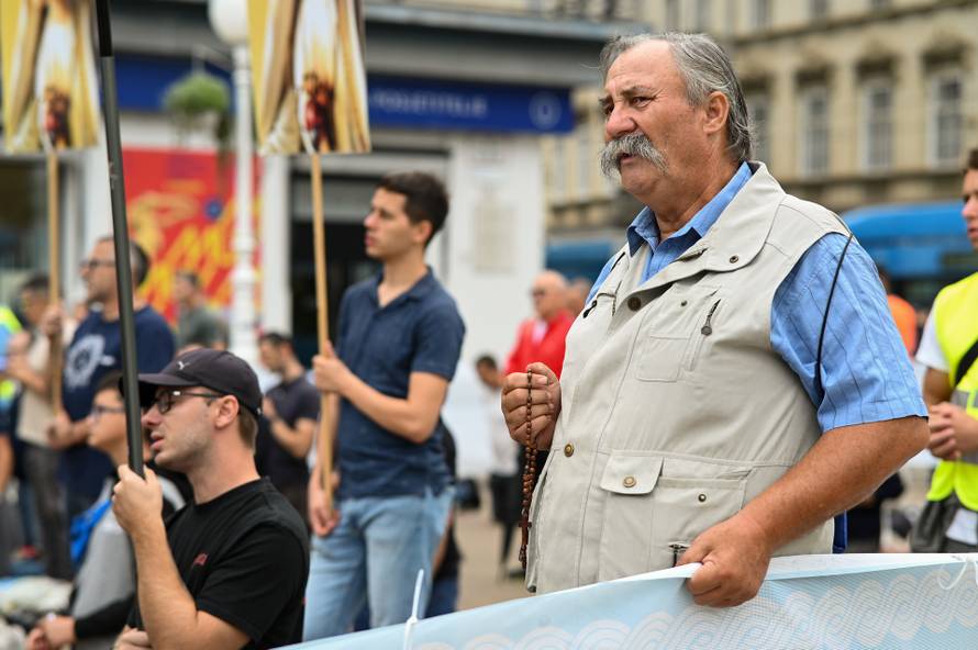Zagreb: Muška molitva krunice na Trgu bana Josipa Jelačića