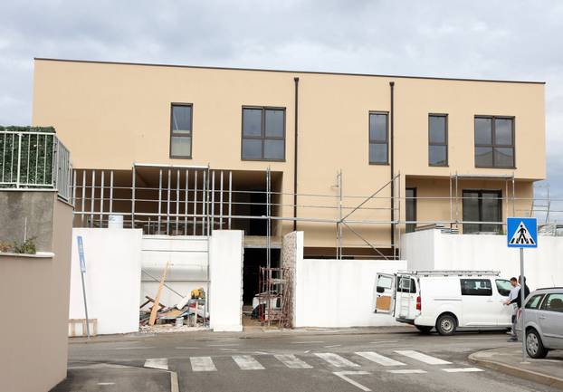 Šibenik: Novoizgrađene vile na plaži Rezalište u Brodarici