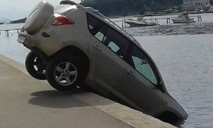 Zaboravio povući ručnu? Auto mu s parkinga uronio u more