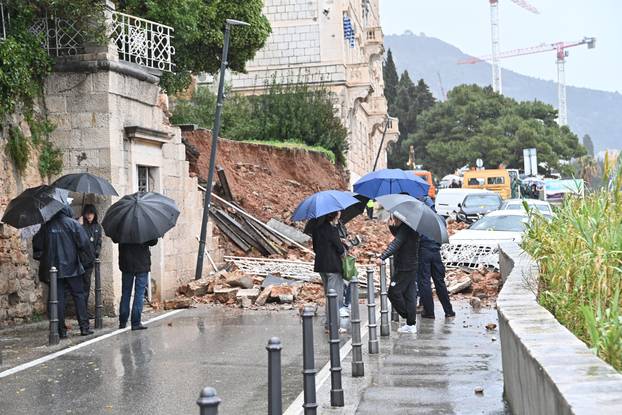 Dubrovnik: Na cestu se odronio zid kuće, automobili zatrpani kamenjem