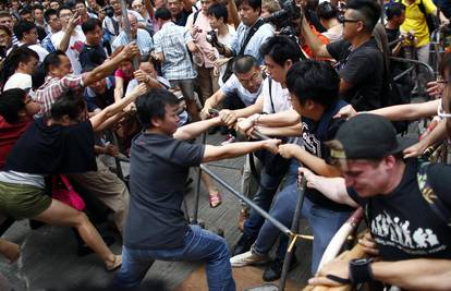 Novi sukobi pitanje su trena: Prosvjednike napale i trijade