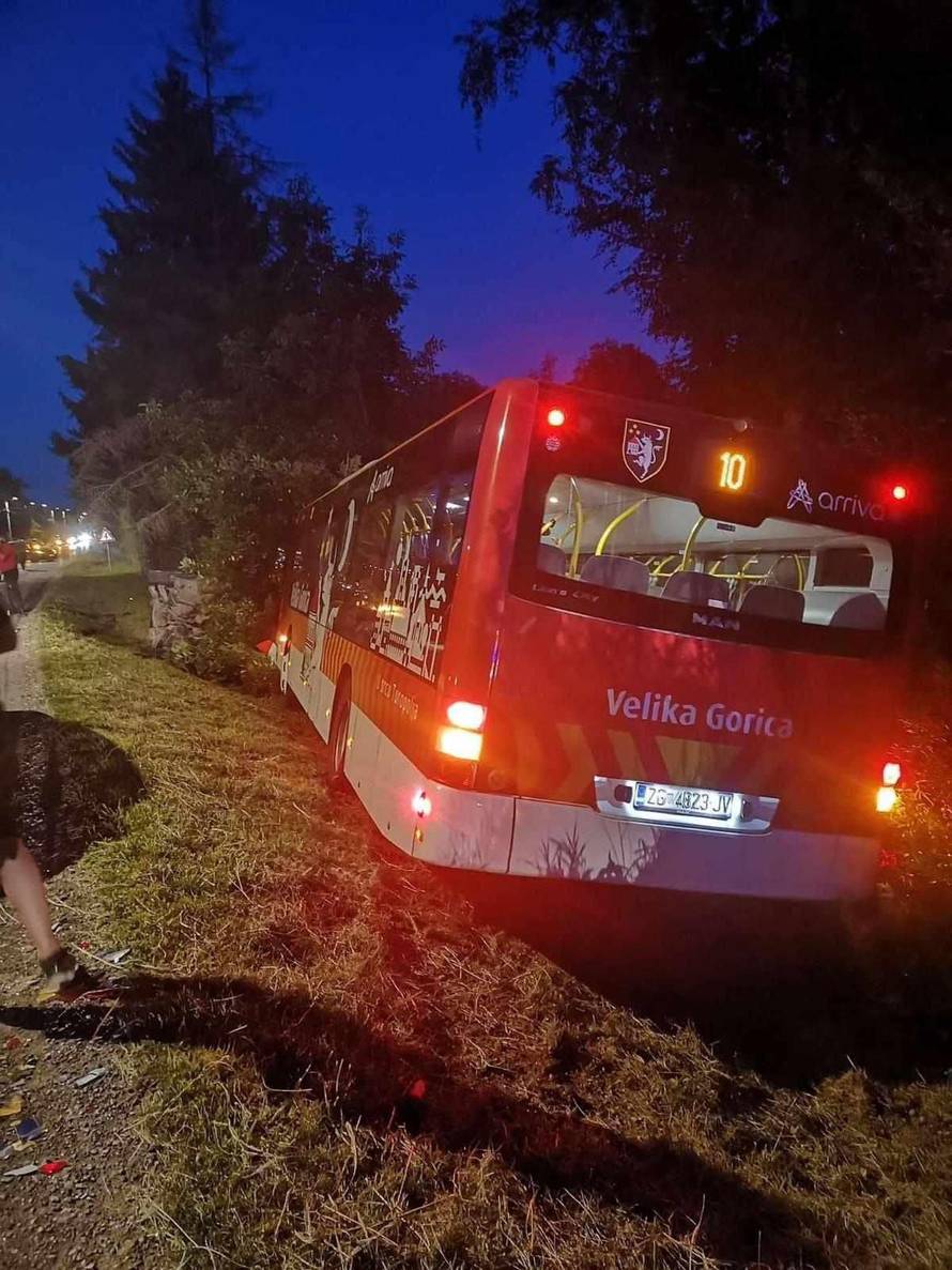 Strani državljanin autobusom sletio u kanal u Velikoj Gorici: 'Ubacio je u krivu brzinu'