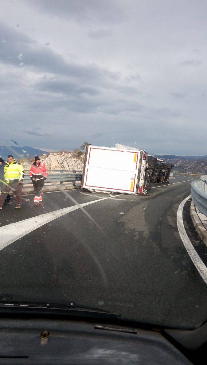 Olujna bura prevrnula kamion  s prikolicom na riječkoj obilaznici