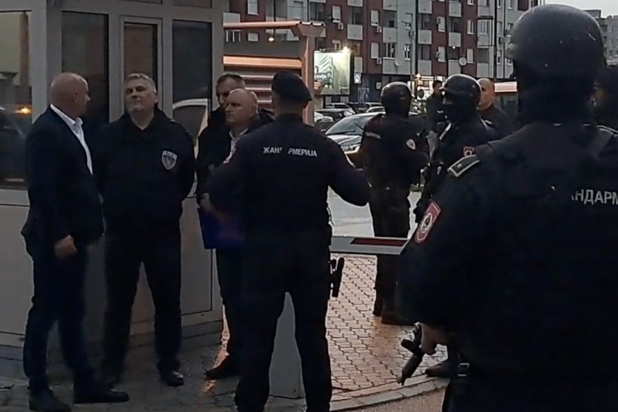 SIPA ispred zgrade u kojoj se nalazi Milorad Dodik