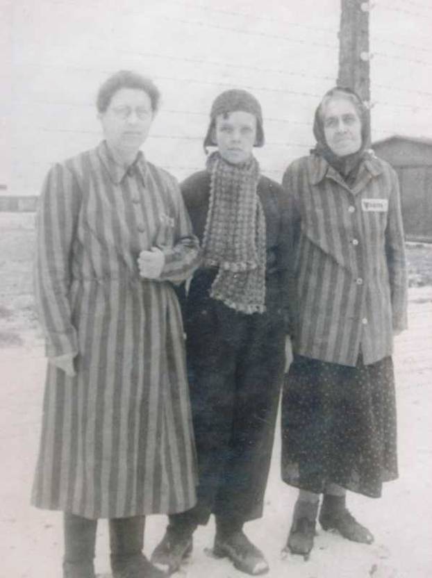 Oleg s majkom i bakom. Trenutak oslobođenja iz Auschwitza