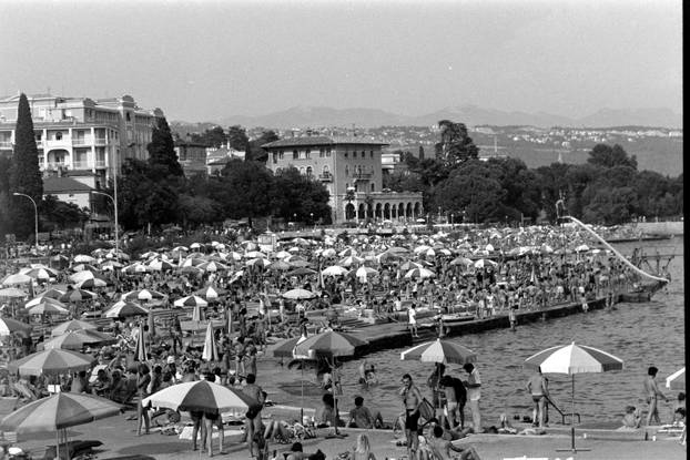 Opatija: Brojni posjetitelji uživaju u kupanju i sunčanju, kolovoz 1990.