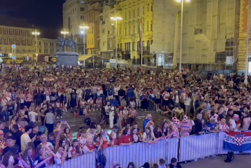 Okupljeni na u Zagrebu prate utakmicu