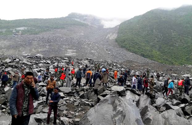 People search for survivors landslide site that occurred in Xinmo Village