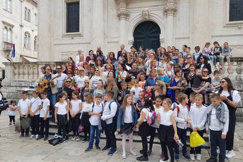 Dubrovčani su se okupili i uz pjesmu oprostili od Đele Jusića