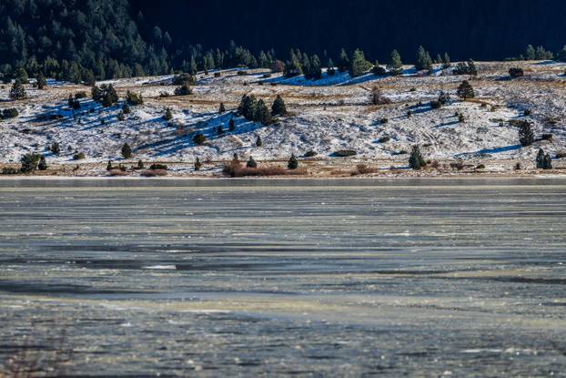 Park prirode Blidinje i zaleđeno jezero tijekom sunčanog zimskog dana